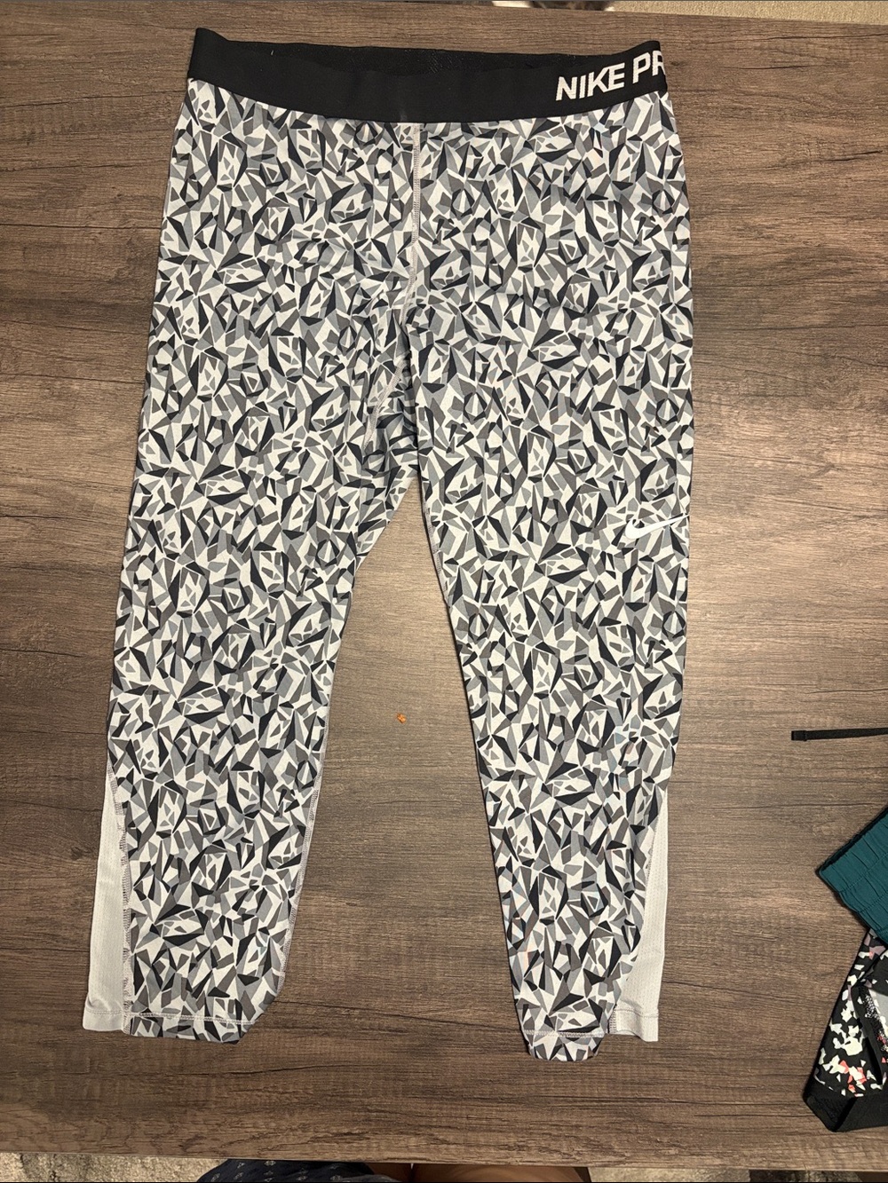 Nike Girls' Black and White Geometric Performance Leggings